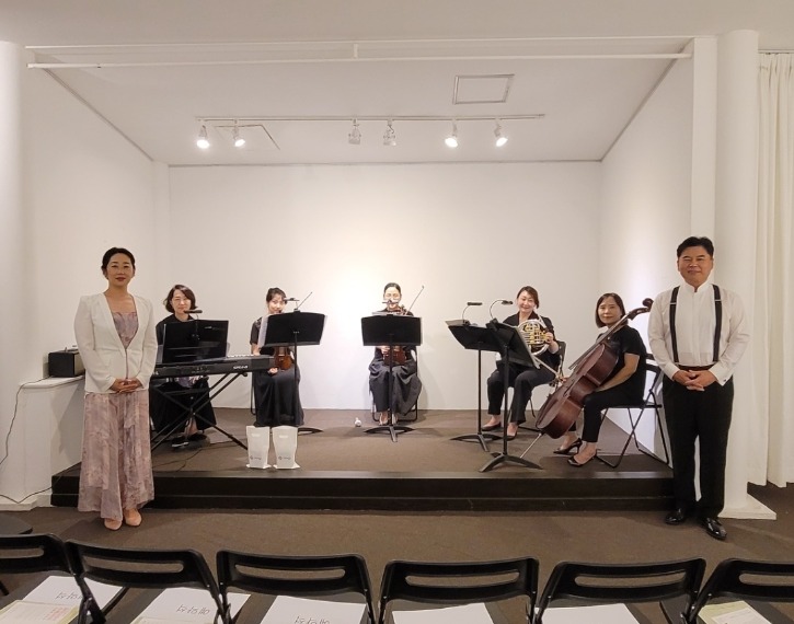 더리미앙상블 소프라노 이주혜& 바리톤 이창형   가운데 중앙 더리미미술관장 유리.jpg